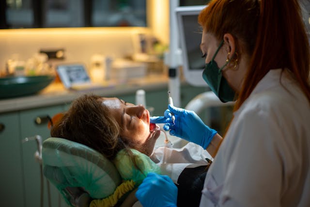 Czym czyścić mosty osadzane na implantach?