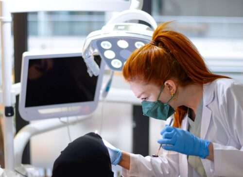 Czy chirurg dentystyczny może usunąć torbiel zęba?