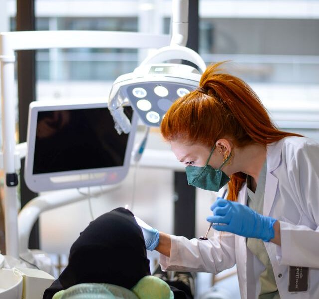 Czy chirurg dentystyczny może usunąć torbiel zęba?