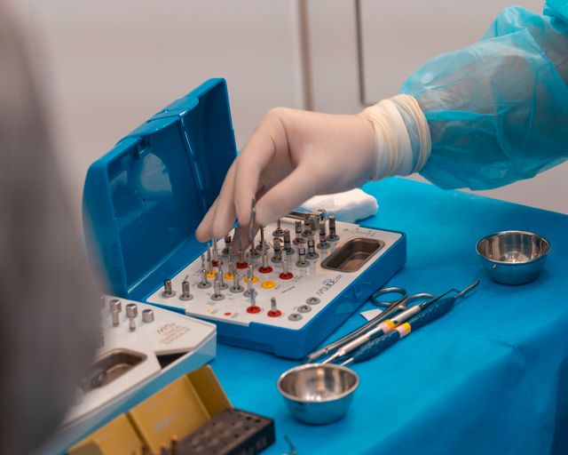 Jak przygotować się do wszczepienia implantu zęba?