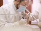 Odsłonięcie implantu po zabiegu – czy jest to niepokojący objaw?