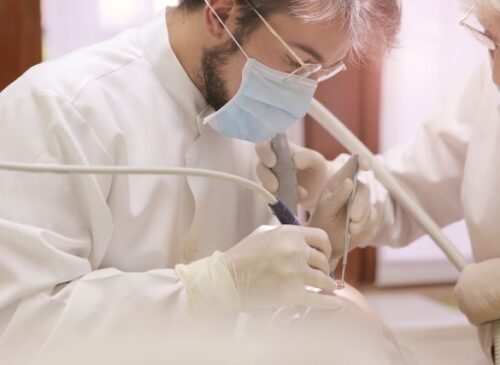 Odsłonięcie implantu po zabiegu – czy jest to niepokojący objaw?