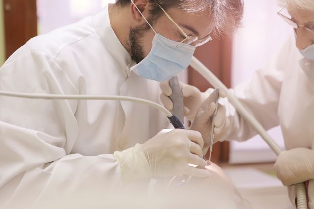Odsłonięcie implantu po zabiegu – czy jest to niepokojący objaw?