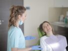 Implant zęba a własny ząb – czy różnią się podczas gryzienia?