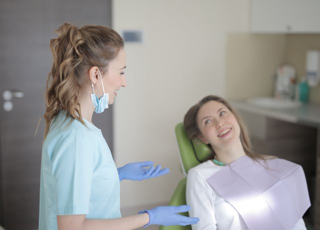 Implant zęba a własny ząb – czy różnią się podczas gryzienia?