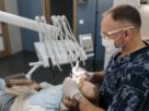 Jak dentysta próbuje uratować miazgę przy bardzo głębokiej próchnicy?