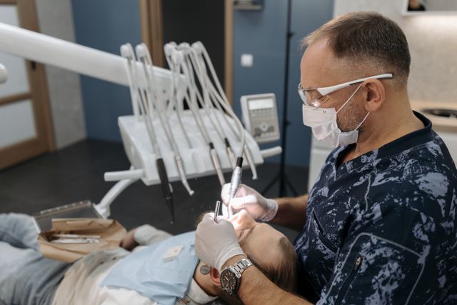 Jak dentysta próbuje uratować miazgę przy bardzo głębokiej próchnicy?